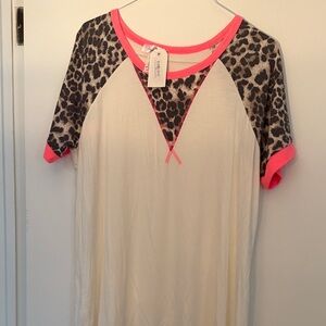 Chic Leopard Print Women's Short Sleeve Top with Pink Accents